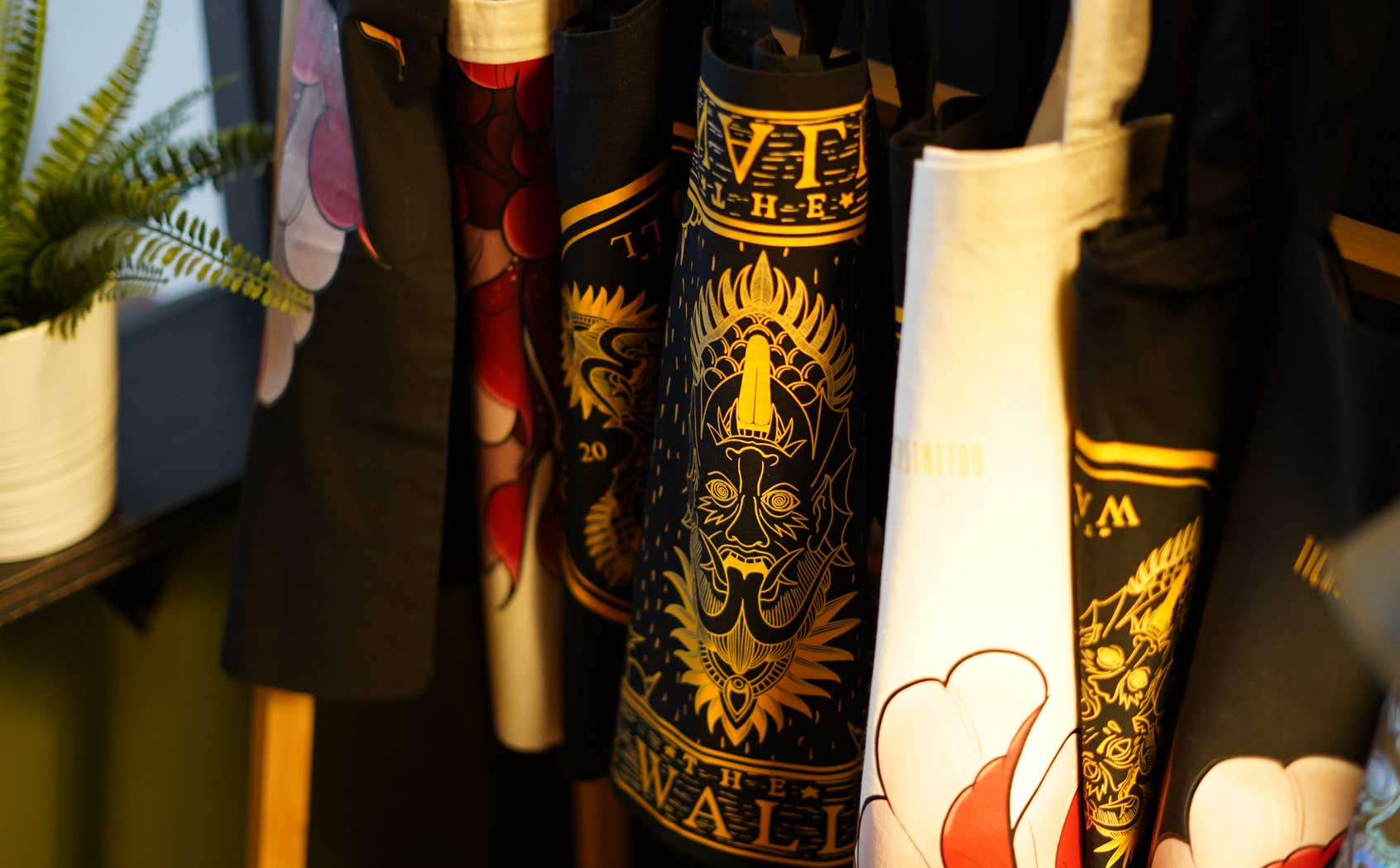 THE WALL TATTOO | Tote Bags